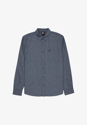 Tmavomodrá košeľa na gombíky vyrobená z ľahkej tkaniny, s golierom, dlhými rukávmi a náprsním vreckom s malou nášivkou loga.