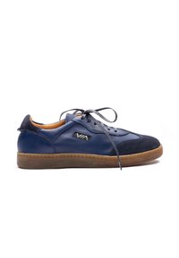 Sneaker blu in pelle con punta in camoscio, lacci, suola in gomma vulcanizzata e piccolo logo sul lato.