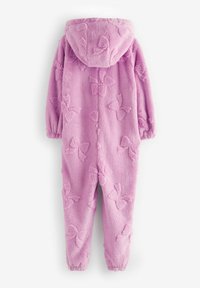 Combinaison en peluche rose avec capuche, ornée d'un motif texturé de papillons en relief, avec des poignets élastiques et une fermeture éclair sur toute la longueur.