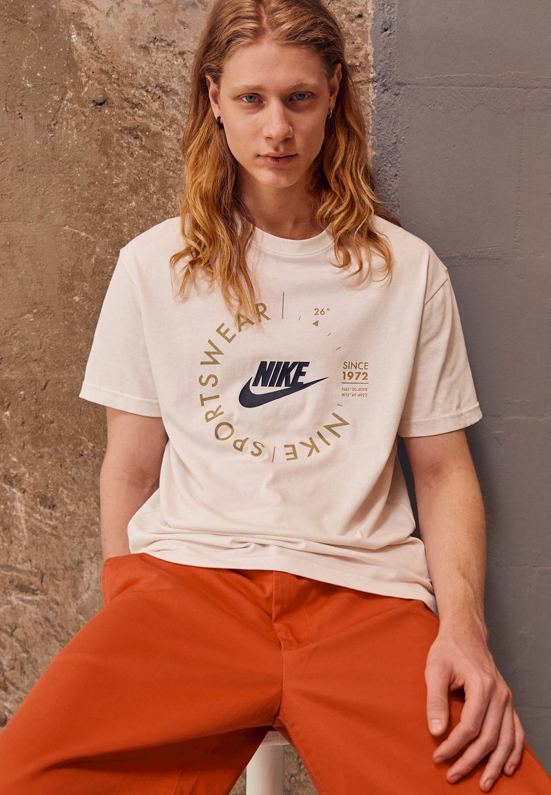 Nike Sportswear TEE Tshirt med print phantom/ljusgrå Zalando.se