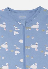 Σετ πιτζάμες για νέους σε ανοιχτό μπλε ύφασμα με σχέδιο κύκνου και νούφαρου. Διαθέτει εμπρόσθιο φερμουάρ και στρογγυλή λαιμόκοψη.