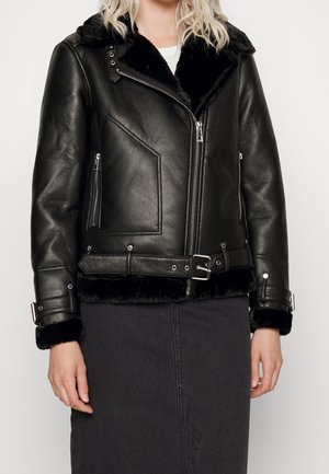 Jacka i konstläder - black