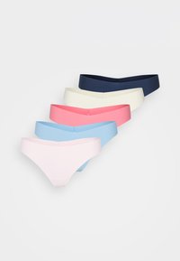 Zes stretch stoffen thong onderbroeken in verschillende kleuren: marineblauw, roze, blauw, crèmekleurig, lichtroze en lichtblauw. Gladde textuur met brede taillebanden.