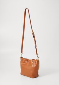Borsa a spalla in pelle marrone con ferramenta dorata, tracolla regolabile, chiusura a coulisse e dettaglio in catena testurizzata sui lati.