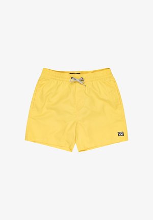 Gelbe Badehose mit einem elastischen Bund, Kordelzug-Detail und einem kleinen schwarzen Logo auf der linken unteren Seite. Glatte Textur.