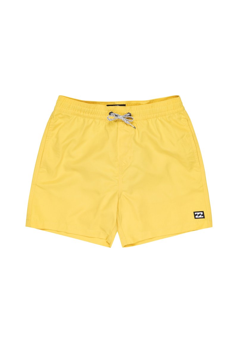 Geel zwemshorts met een elastische tailleband, trekkoorddetail en een klein zwart logo aan de linkeronderzijde. Glad textuur.