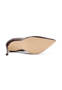 Zapato de tacón alto de charol marrón con punta afilada y tacón de aguja delgado; exterior liso y suela beige.