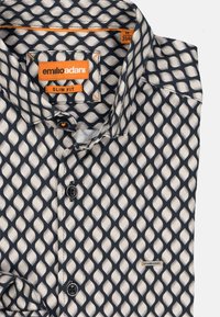 Slim-Fit-Hemd mit einem navy- und cremefarbenen Rautenmuster, mit Knopfleiste, gebogenem Kragen und orangefarbenem Markenlabel. Textilstruktur.