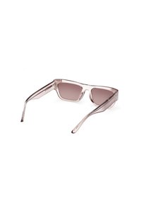 Occhiali da sole con montatura trasparente rosa e lenti viola sfumate, dotati di lenti rettangolari eleganti e bracci affusolati con dettagli di branding.
