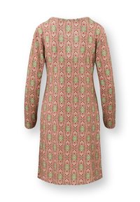 Lange mouwen jurk tot de knie met een roze achtergrond en een herhalend verticaal patroon van groene en rode bloemen, gezien vanaf de achterkant.