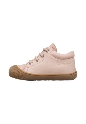 Chaussure pour tout-petit de couleur rose pâle avec semelle et embout en caoutchouc marron, dotée de trois lacets et d'un col rembourré à la cheville pour le confort.