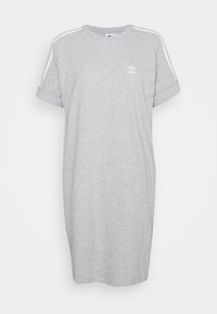 Ljusgrå Adidas t-shirtklänning med vit tre-stripesdetalj på axlarna och liten vit Adidas-logotyp på vänster bröst.