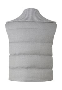 Grå puffervest med en høj, ribbet krave. Designet har vandrette quiltede sektioner og en glat overflade. Ingen ærmer.