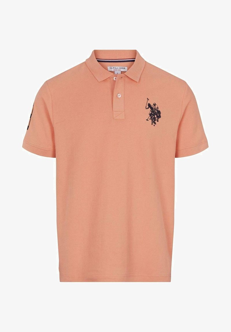 Polo corail clair avec col, deux boutons et logo joueur de polo brodé noir sur la poitrine gauche.