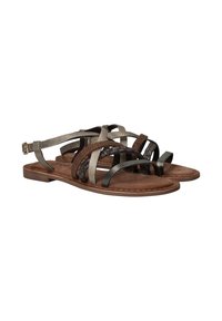 Bruine platte sandalen met kruislussen in metallic grijs, donkerbruin en geweven texturen. Voorzien van een comfortabele platte zool en een verstelbare enkelband.