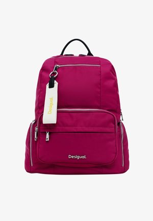 Fuchsia Rucksack mit mehreren Reißverschlusstaschen, einem weißen Stoffetikett mit "Desigual" in Gelb und einem schwarzen Oberhandgriff. Texturiertes Material.
