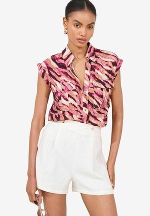 Camicia a maniche corte con bottoni in stampa astratta rosa e beige, dotata di due tasche frontali e colletto, abbinata a pantaloni corti bianchi su misura.