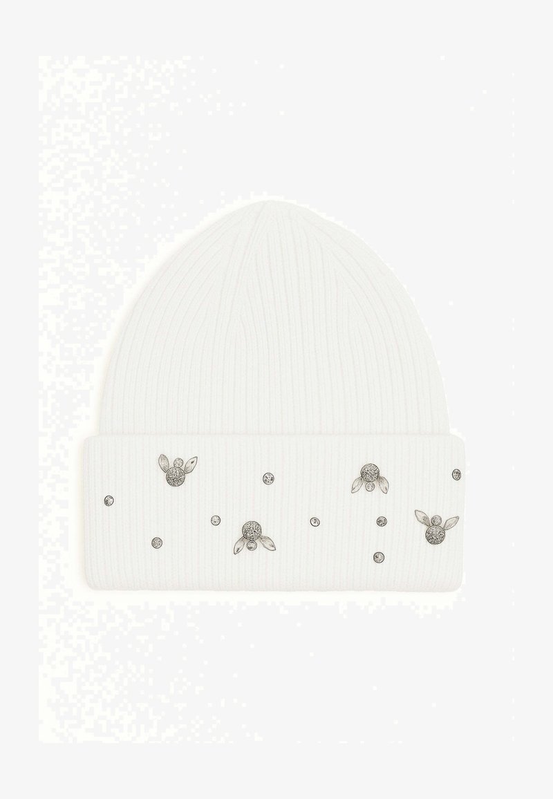 Cappello a cuffia bianco in maglia a costine con orlo ripiegato, decorato con piccole e medie decorazioni floreali argentate sparse.