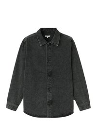 Chemise en denim noir avec patte de boutonnage, col pointu, manches longues et motif texturé subtil. Détails de surpiqûres contrastantes.