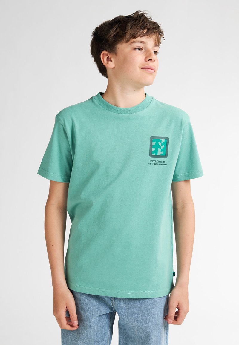 Muntgroen katoenen T-shirt met een ronde halslijn. Voorzien van een klein logo in de linkerbovenhoek. Korte mouwen en een ontspannen pasvorm.