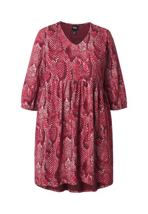 Vestido rojo con estampado, con mangas cortas abullonadas, escote en V y cintura fruncida. Presenta formas abstractas en blanco y tonos de rojo más claros.