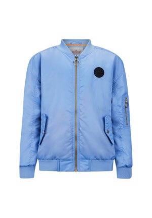 Veste bomber bleu clair en satin. Elle présente une fermeture éclair sur le devant, des poignets côtelés et un patch rond noir avec un logo sur la poitrine.