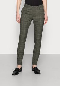 Pantalones de cuadros en verde oscuro con corte ajustado. Presentan una textura suave, diseño a medida, bolsillos frontales y una cintura de altura media.