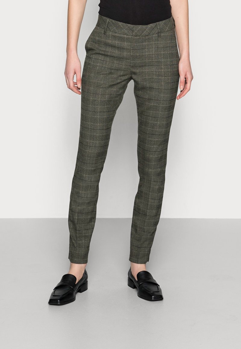 Pantalones de cuadros en verde oscuro con corte ajustado. Presentan una textura suave, diseño a medida, bolsillos frontales y una cintura de altura media.
