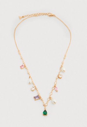 Collier en chaîne en or avec diverses pierres précieuses, y compris vertes, violettes et roses, agrémenté d'accents en perle et de maillons délicats.