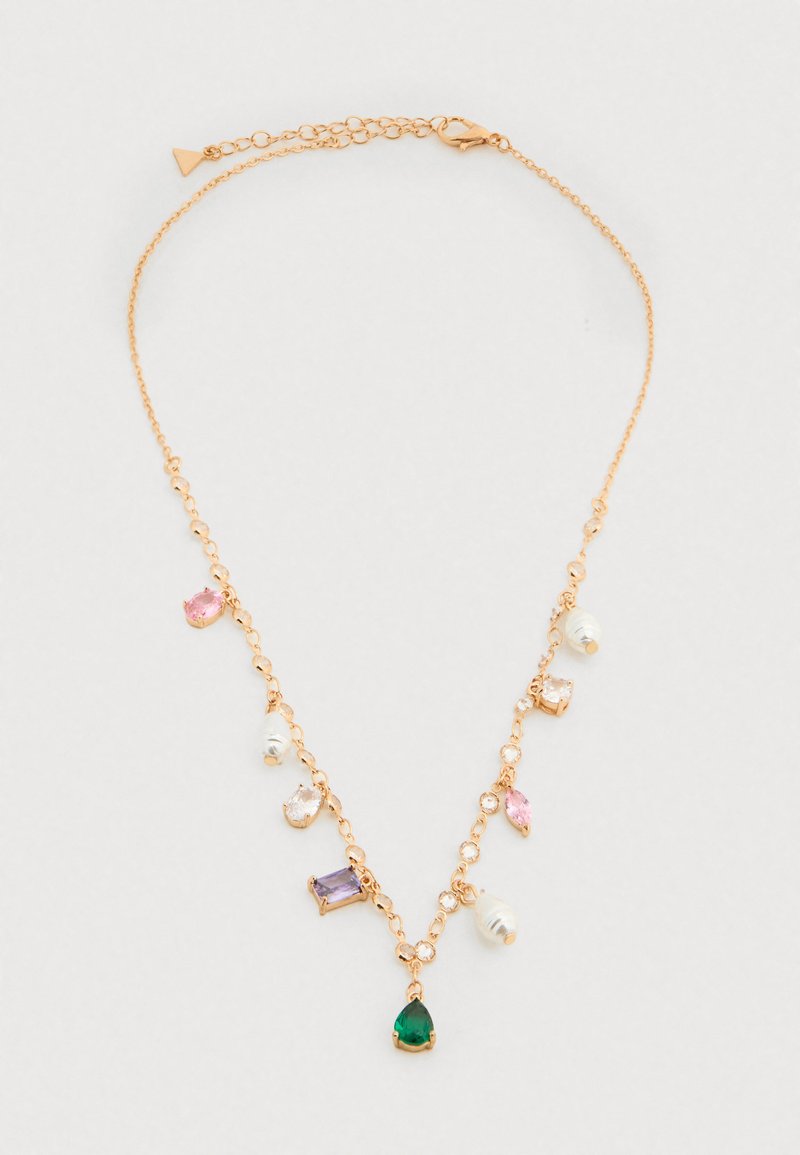 Collier en chaîne en or avec diverses pierres précieuses, y compris vertes, violettes et roses, agrémenté d'accents en perle et de maillons délicats.
