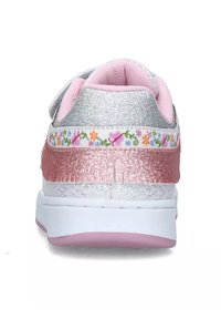 Sneaker rosa e argento con un tallone rosa testurizzato, parte superiore argentata glitterata e motivo floreale sulla striscia del tallone. Suola bianca.