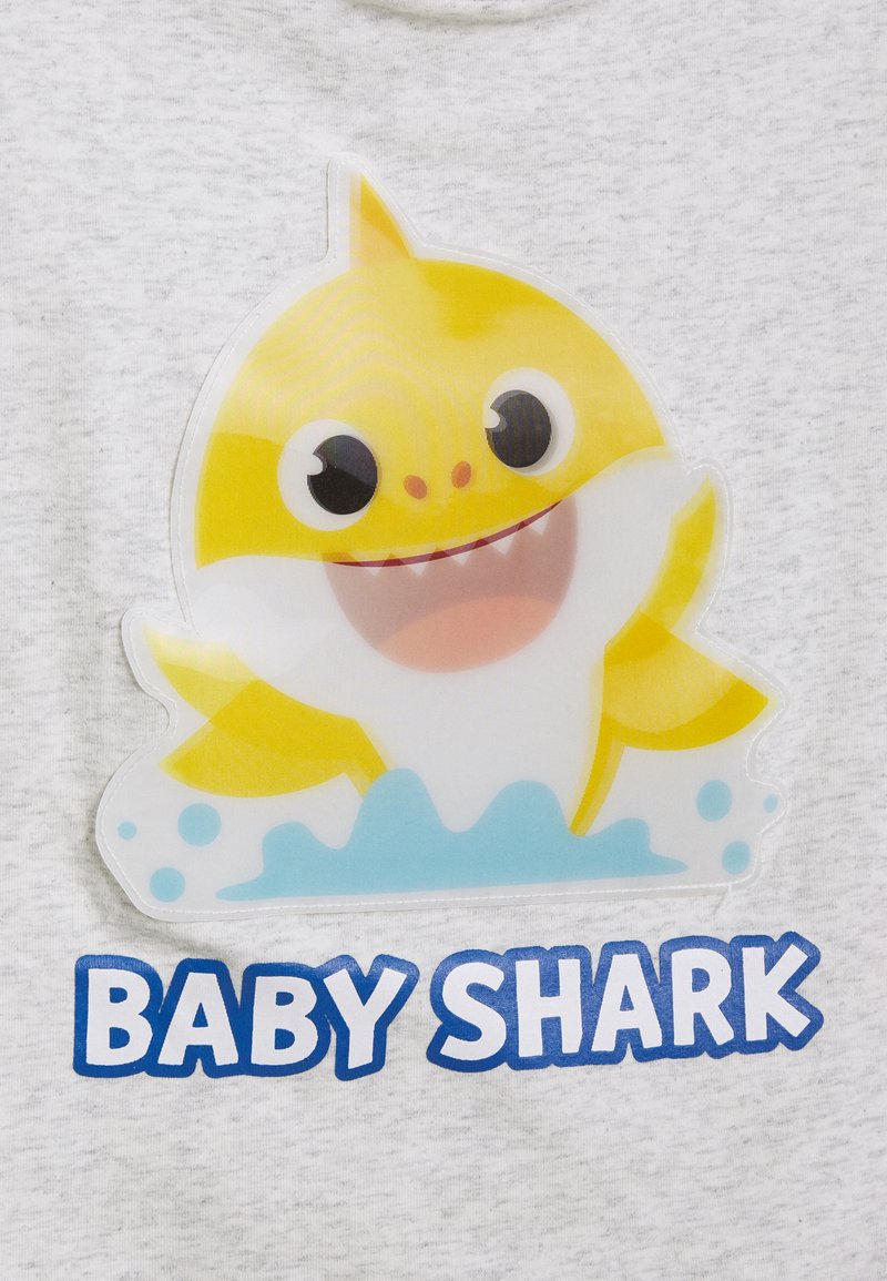 Name It Nmmbabyshark Espen T Shirt Print Light Grey Melange Lichtgrijs Gemeleerd Zalando Nl