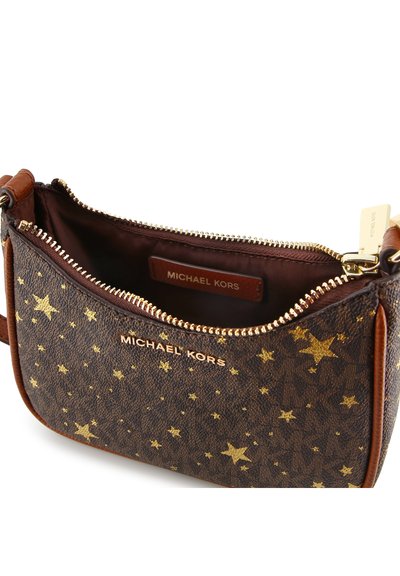 Καφέ τσάντα Michael Kors με χρυσά αστέρια, μερικώς ανοιχτή με ορατή εσωτερική ετικέτα και χρυσή λεπτομέρεια φερμουάρ.