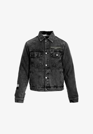 Chaqueta de mezclilla negra con un corte clásico, cierres de botones, dos bolsillos frontales de parche y una etiqueta contrastante en el bolsillo del pecho.