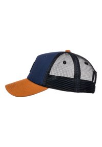 Cappellino da camionista con corona in tessuto blu navy, visiera arancione e retro in rete nera. Presenta una piccola toppa con logo di lato e chiusura a scatto regolabile.