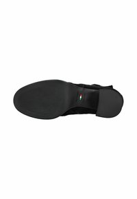 Suola nera con finitura liscia, tacco piatto e dettaglio della bandiera italiana. Gomma testurizzata per una presa sicura e un design elegante e moderno.
