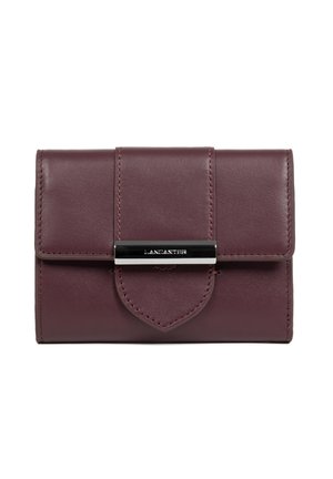 Portafoglio in pelle bordeaux con chiusura metallica, forma rettangolare, bordi cuciti e dettaglio a scatto appuntito nella parte anteriore.
