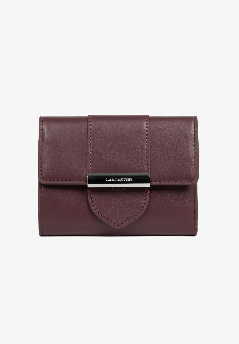 Portafoglio in pelle bordeaux con chiusura metallica, forma rettangolare, bordi cuciti e dettaglio a scatto appuntito nella parte anteriore.
