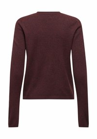 Suéter burdeos de manga larga con cuello redondo, textura suave y puños acanalados, que presenta un diseño sólido y discreto sin patrones.