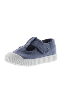 Scarpa di tela blu con suola in gomma bianca, dotata di una cinghia a strappo e design ritagliato. Punta rotonda e suola testurizzata per una migliore aderenza.