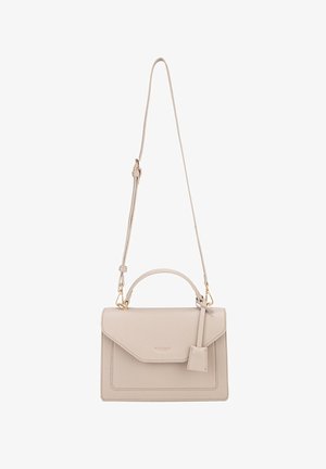 Sac à main en cuir beige de forme rectangulaire, avec une bandoulière amovible, une poignée supérieure et un design minimaliste. Présente des accents en métal doré.