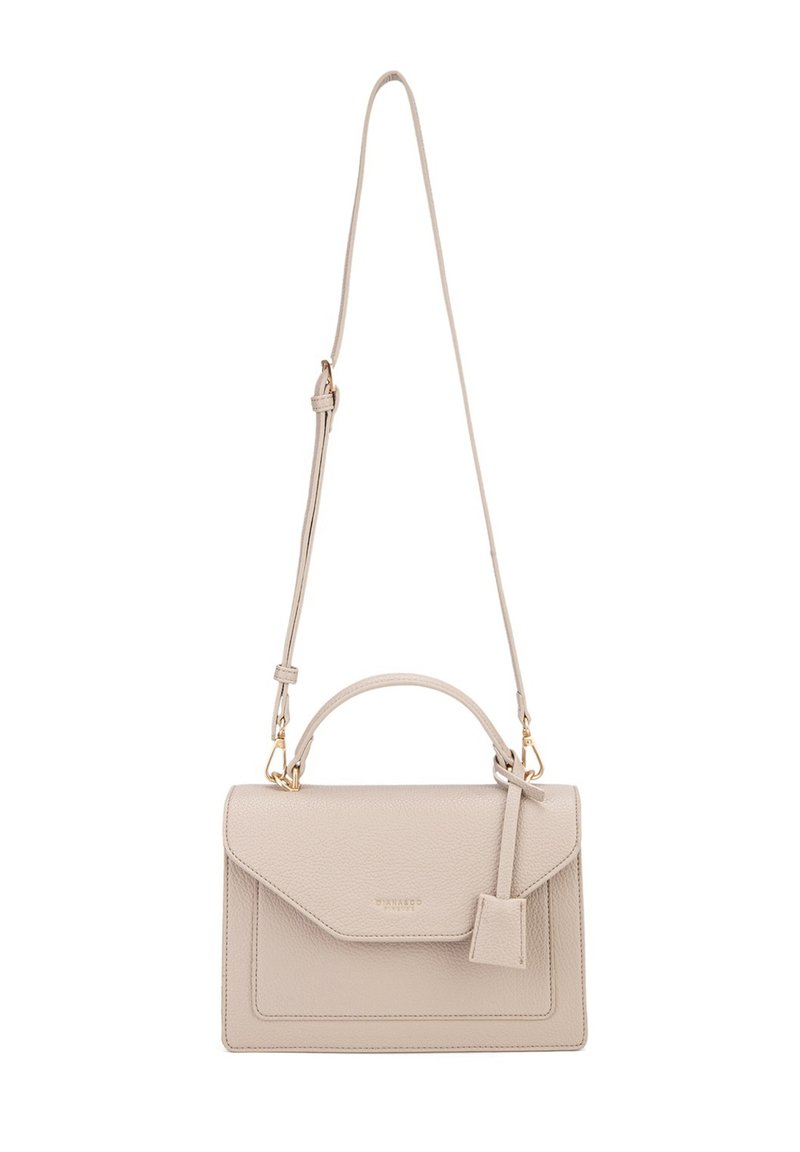 Borsa a tracolla in pelle beige con forma rettangolare, tracolla removibile, manico superiore e design minimalista. Presenta dettagli in metallo dorato.