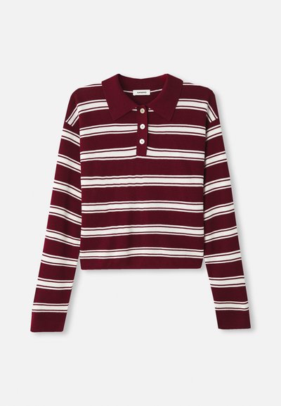 Burgundi hosszú ujjú póló pulóver fehér vízszintes csíkokkal, galléros nyakkal és három gombbal az elején. Puha tapintású.