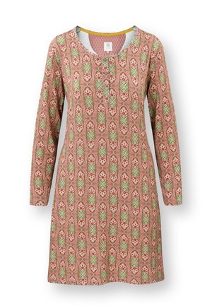 Lange mouw roze jurk met een groen en rood geometrisch bloemenpatroon, ronde halslijn en een knoopsluiting aan de voorkant.