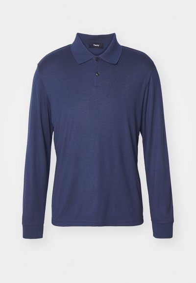 Ναυτικό μπλουζάκι πόλο με μακριά μανίκια φτιαγμένο από μαλακό υλικό, διαθέτοντας κλασικό γιακά, τρεις κουμπιά και ριμπ μανσέτες.