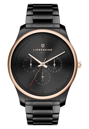 Sort rustfrit stål ur med en rosaguld bezel, sort urskive, subskiver til dag, dato og 24-timers visning, samt en linkarmbånd.