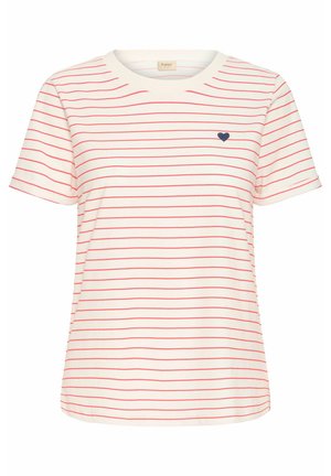 Īsām piedurknēm, ar apaļu kaklu T-krekls baltā audumā ar sarkanām horizontālām svītrām un mazu, uz kreisās puses izšūtu jūras zilā sirsniņu.