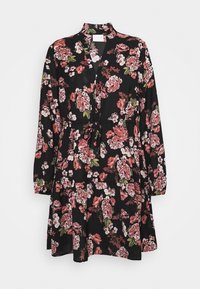 Černé šaty s dlouhými rukávy, květinový vzor s růžovými a bílými květy, vysoký límec a pásek v pase pro nastavení.