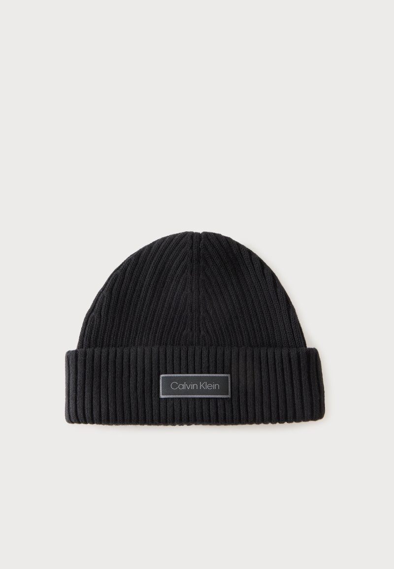 Bonnet côtelé noir avec un revers plié présentant un écusson rectangulaire du logo Calvin Klein au centre devant.