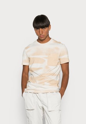 CAMO REPREVE POCKET - Print T-shirt - beige
